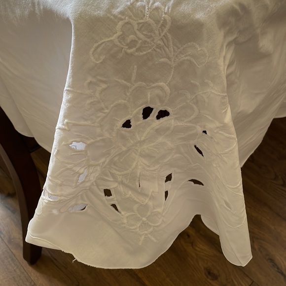 White cotton cutout floral pattern embroidery oval 66” x 97” tablecloth - Picture 4 of 13